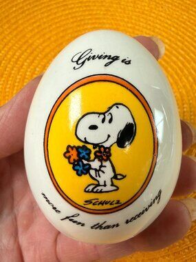 Vintage 1970's PEANUTS Snoopy Ceramic egg "Giving is More Fun Than Receiving"